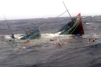 Trung Quốc trao trả 8 ngư dân trên tàu cá bị đâm chìm ở Hoàng Sa