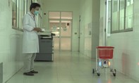 Bác sĩ chế tạo rô-bốt phục vụ bệnh nhân nhiễm Covid-19