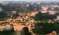 Trung Quốc oằn mình trong mưa lũ: Hơn 100 người chết và mất tích