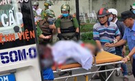 Người đàn ông la hét, cầm hung khí tự đâm vào bụng ở Sài Gòn