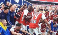 Khoảng khắc Arsenal nâng Cup FA