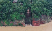 Nước lũ ngập đến chân tượng Phật khổng lồ ở Trung Quốc