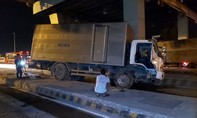 Xe tải tông vào trạm thu phí cao tốc TPHCM - Trung Lương