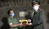 Thiếu tướng Lê Hồng Nam thăm hỏi, tặng quà gia đình anh Hạng Mí Mua