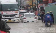 Hàng loạt phương tiện chết máy trên đường phố ngập nước