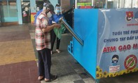Người dân khó khăn ở quận Phú Nhuận háo hức với ATM gạo miễn phí