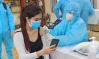 Người dân ở TPHCM xếp hàng chờ đến lượt tiêm vắc xin Sinopharm