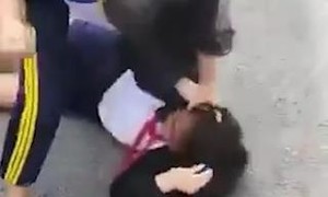 Bức xúc clip nữ sinh lớp 7 bị bạn đánh hội đồng dã man ở Sài Gòn