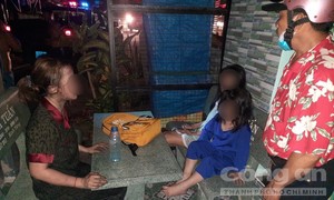 Cảnh sát PCCC Công an TPHCM cứu 3 mẹ con trong đám cháy lúc rạng sáng