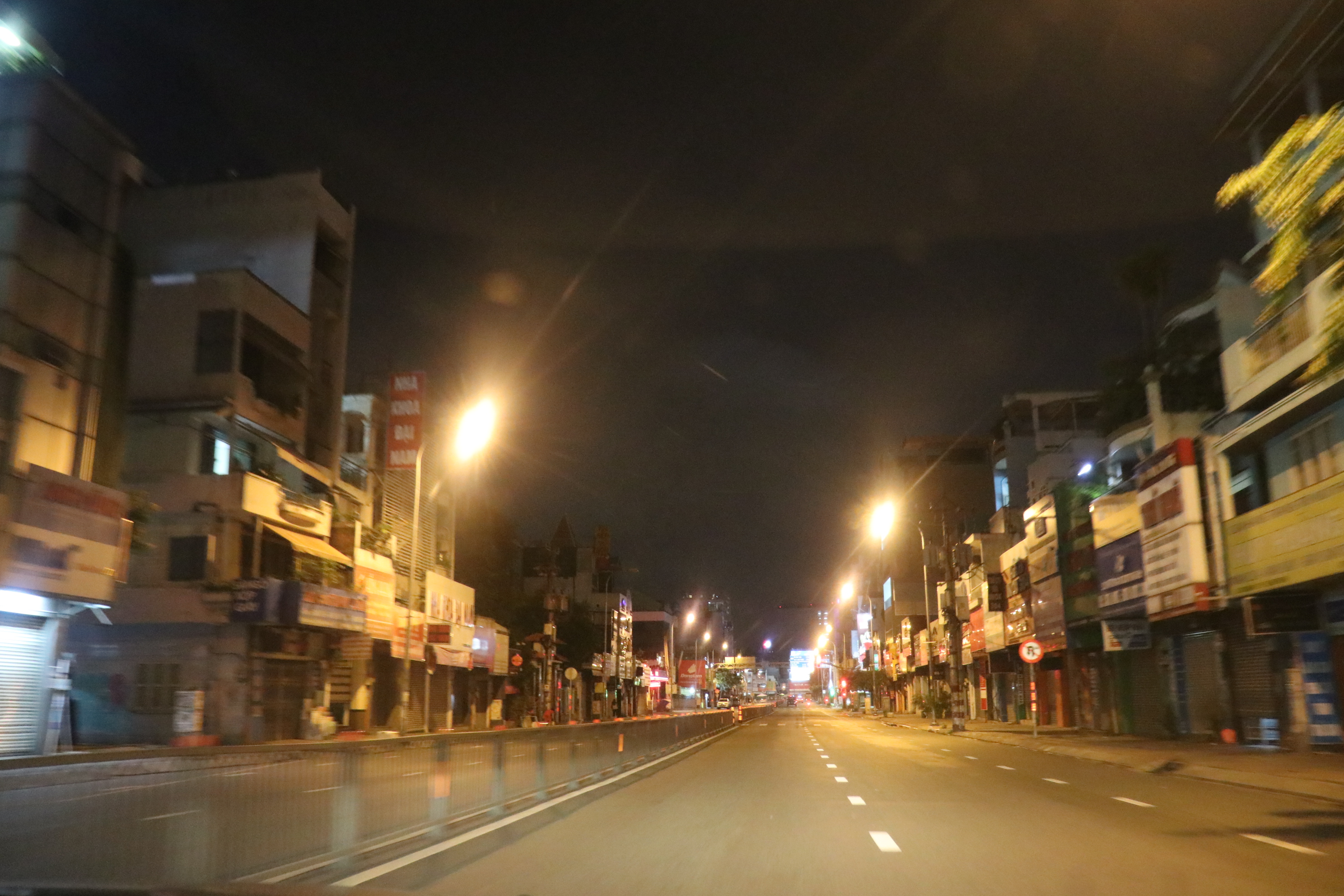 Đường phố Sài Gòn trong những đêm giãn cách xã hội tăng cường