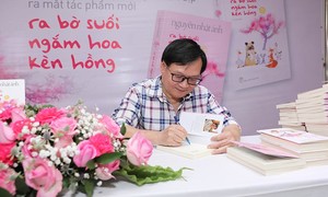 Nguyễn Nhật Ánh ra mắt sách mới "Ra bờ suối ngắm hoa kèn hồng"