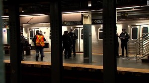 Cảnh sát New York bắt kẻ đẩy người phụ nữ gốc Á vào tàu điện tử vong