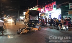 TPHCM: Xe máy ngã vào xe tải, 1 kỹ sư điện máy tử vong trong đêm
