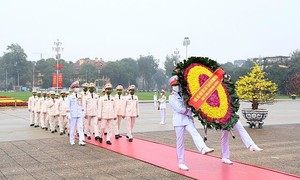 Đoàn đại biểu Bộ Công an vào Lăng viếng Chủ tịch Hồ Chí Minh