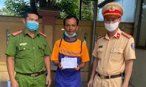 Công an hỗ trợ người đàn ông bị mất hết tài sản, đi bộ từ TPHCM về Quảng Bình