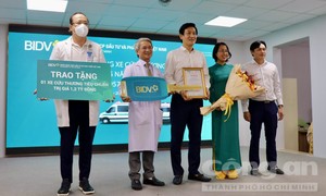 Ngân hàng BIDV tặng xe cứu thương cho Bệnh viện Nguyễn Tri Phương