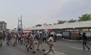 Căng thẳng tôn giáo khiến thành phố Ấn Độ chìm trong bạo động