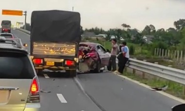 Xe tải tông xe 4 chỗ trên cao tốc Trung Lương - Mỹ Thuận, 3 người bị thương