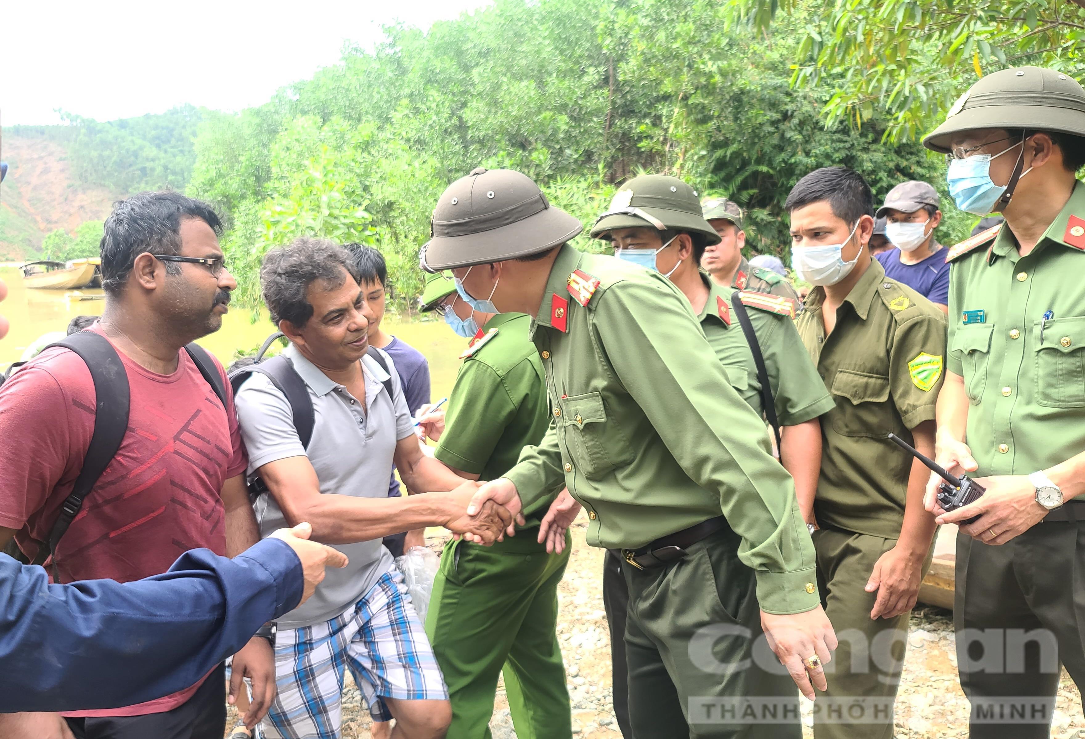 Thượng tá Nguyễn Thanh Tuấn – Giám đốc Công an tỉnh Thừa Thiên – Huế động viên, thăm hỏi chuyên gia Ấn Độ trong đoàn người được cứu hộ.