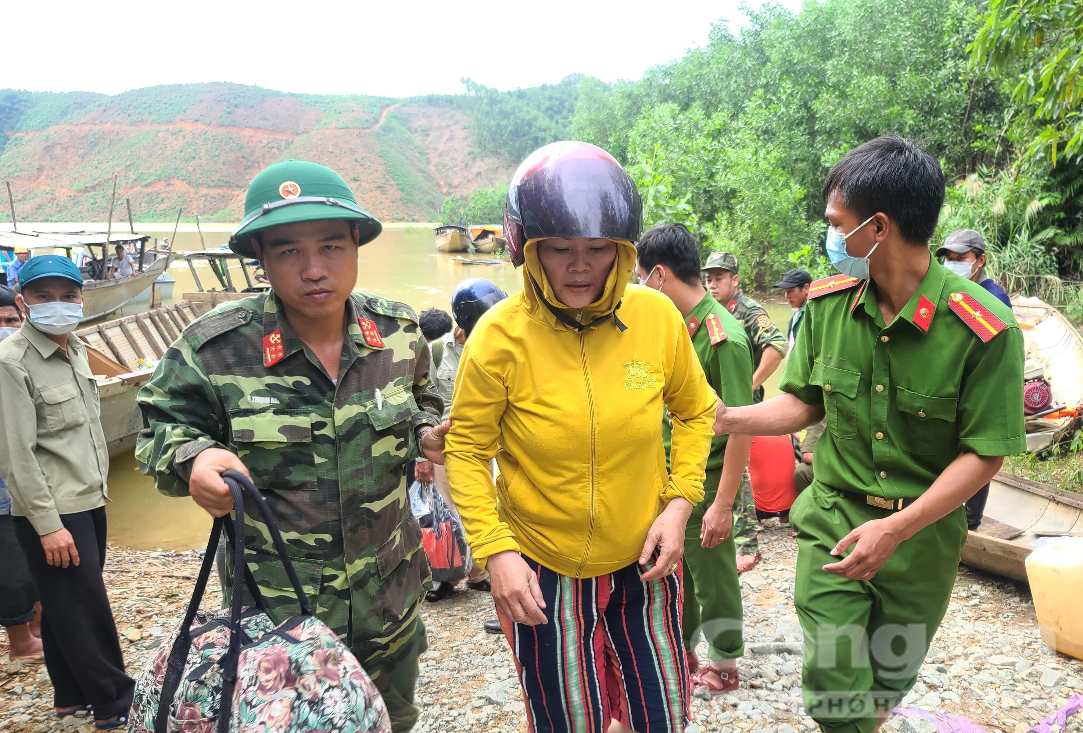 Người phụ nữ duy nhất trong số 19 người vừa được cứu hộ là chị Khương (quê tỉnh Quảng Trị).