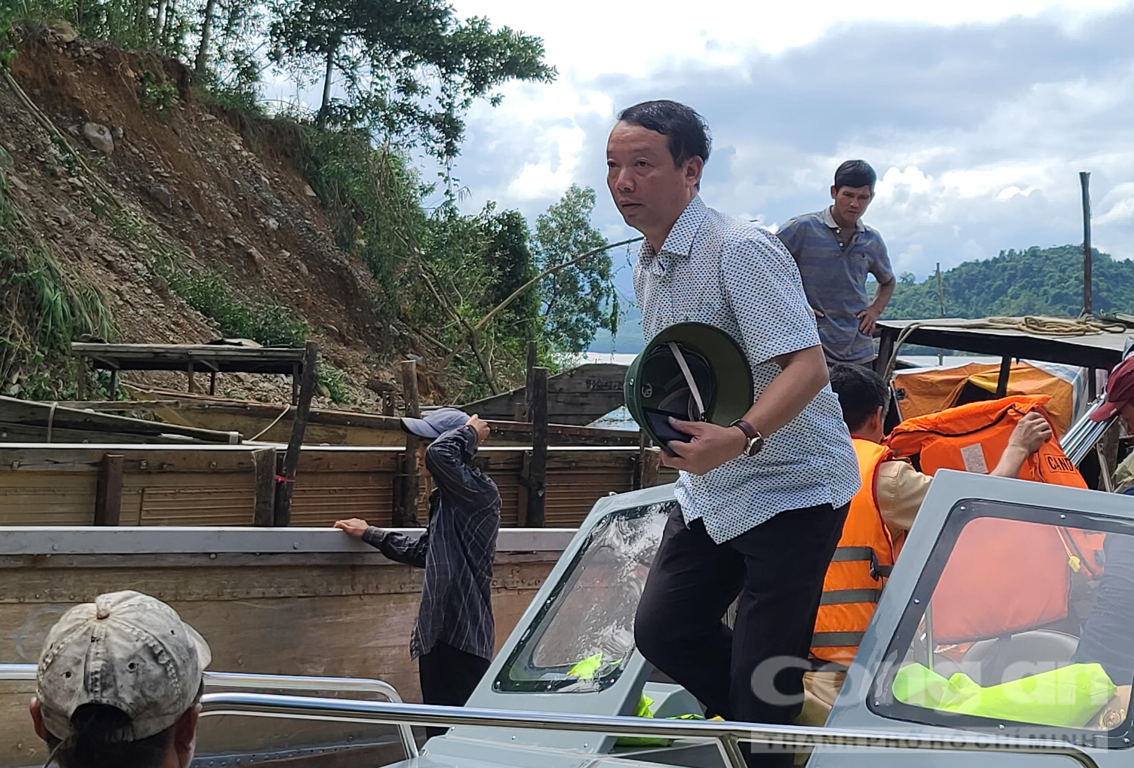 Ông Phan Thiên Định - Phó Chủ tịch UBND tỉnh Thừa Thiên – Huế đến hiện trường vụ cứu hộ cứu nạn vào trưa 14-10.