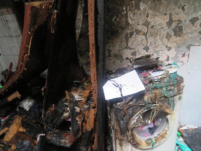 Chiếc máy giặt cũ bị chập điện cháy biến dạng vào tháng 8-2018