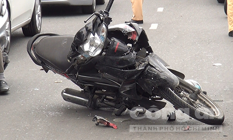 Tài xế xe dù đâm nát xe máy bỏ mặc nạn nhân gãy chân