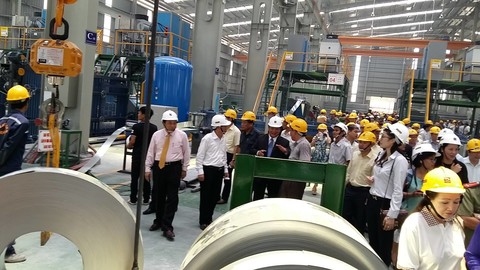 Ông Lê Phước Vũ - CT Tập đoàn Hoa Sen đang giới thiệu về nhà máy tại Nghệ An