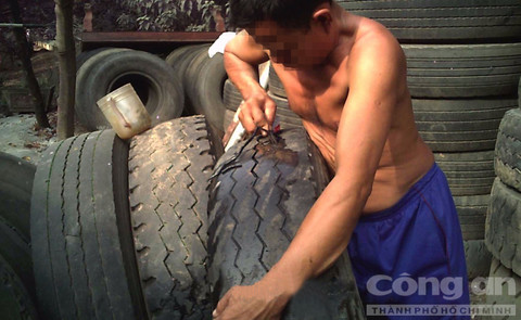 Một thợ đang chế ta-lông, hô biến lốp cũ thành mới