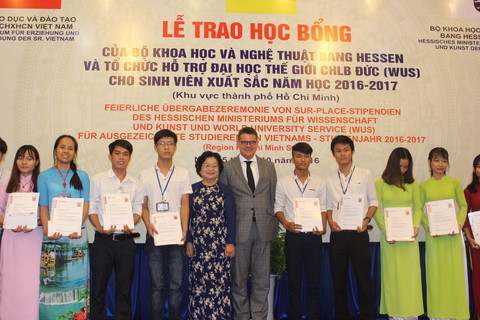 Bà Trương Mỹ Hoa - nguyên phó chủ tịch nước, cùng ông Boris Rhein - Bộ trưởng bộ Khoa học và nghệ thuật bang Hessen trao hoa và học bổng cho các sinh viên các trường đại học và cao đẳng khu vực TP. HCM