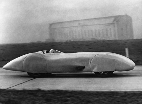 Năm 1938, Mercedes-Benz W125 đã đạt vận tốc 432,7 km/h