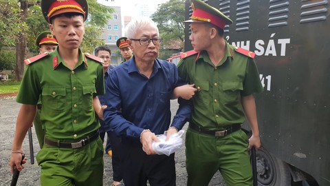 Ông Trần Phương Bình khá tiều tụy khi được dẫn giải đến tòa