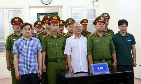 Phan Văn Anh Vũ (áo sọc ca-rô) và các bị cáo nghe tòa tuyên án