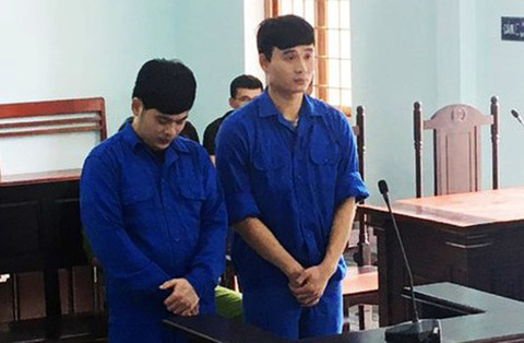 Hai bị cáo Lê Văn Tùng (phải) và Vi Quang Vinh (trái).