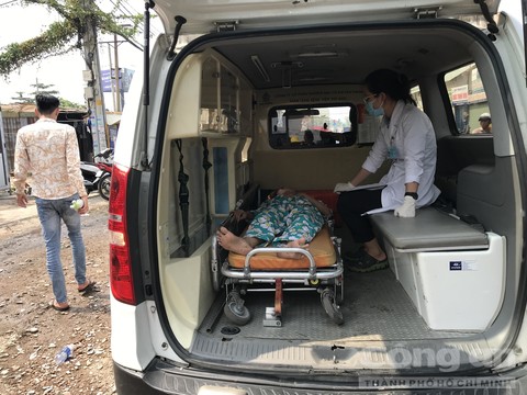Xe cứu thương đưa người vợ tới bệnh viện.