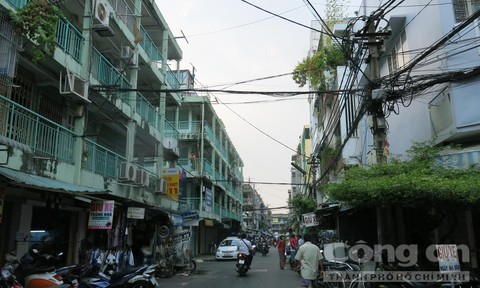 Dây điện chằng chịt, rối như tơ vò rất nguy hiểm về cháy nổ ở chung cư Nguyễn Thiện Thuật