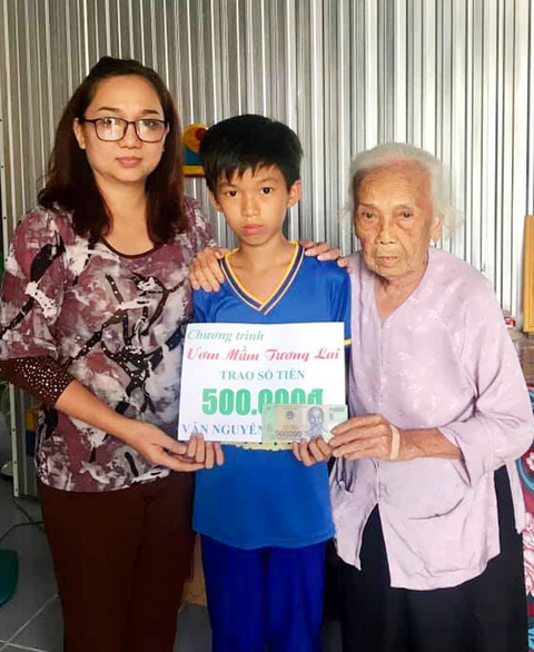 Chị Tuyết Vân trao tiền hỗ trợ cho học sinh mồ côi