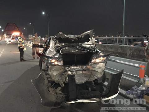 Chiếc xe Toyota bị tông nát bươm trên cầu Bình Lợi.