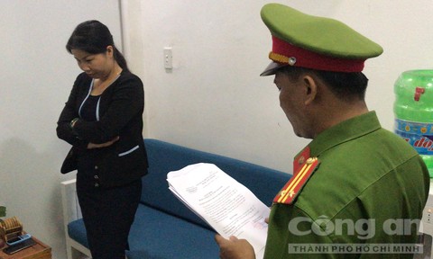 Cơ quan CSĐT đọc quyết định bắt giam Nguyễn Thị Bích Thuận
