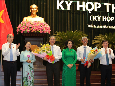 Lãnh đạo TPHCM tặng hoa chúc mừng hai tân Phó chủ tịch UBND TP.HCM