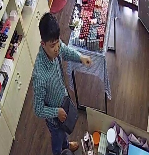 Hình ảnh rõ mặt người đàn ông nói tiếng Trung Quốc “làm xiếc” trộm tiền hàng hoạt cửa hàng ở TP.Đà Nẵng.