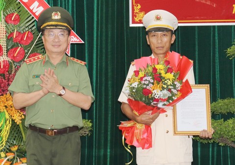Thượng tướng Nguyễn Văn Thành trao quyết định bổ nhiệm cho Đại tá Nguyễn Văn Nhựt - Giám đốc Công an tỉnh Tiền Giang.
