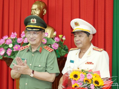 Thượng tướng Nguyễn Văn Thành trao quyết định bổ nhiệm cho Đại tá Nguyễn Văn Hiểu - Giám đốc Công an tỉnh Đồng Tháp.