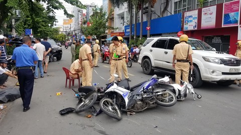 Các xe máy nằm ngổn ngang sau tai nạn.