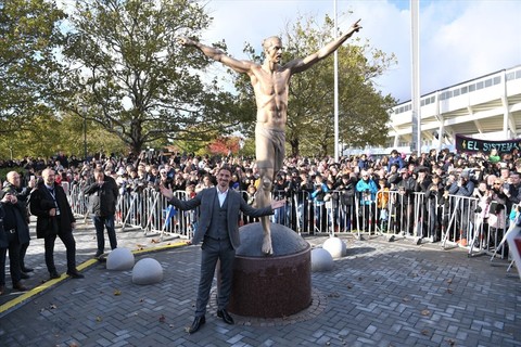 Ibrahimovic bên bức tượng của mình lúc khai trương