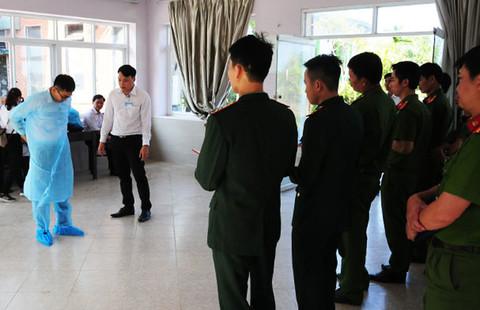 Ngành y tế tập huấn cho các đơn vị, lực lượng chức năng làm nhiệm vụ cách ly các trường hợp tại Sun And Sea Resort. Hoàng Quân