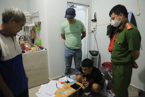 Công an kiểm tra căn nhà số 78/9 Huỳnh Thúc Kháng bắt quả tang La Huỳnh Phú (người ngồi) tàng trữ ma túy trái phép