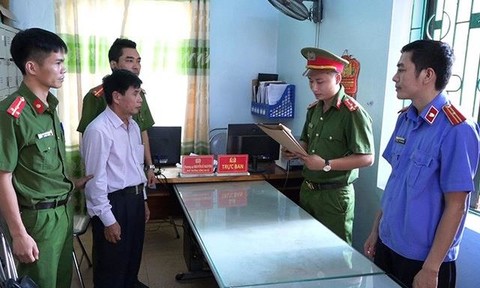 Cơ quan điều tra đọc lệnh bắt giam Dương Minh Hiến. Ảnh: Báo Quảng Bình.