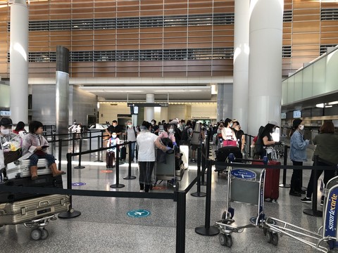 Công dân từ Hoa Kỳ về nước đang làm tủ tục nhập cảnh tại sân bay Vân Đồn