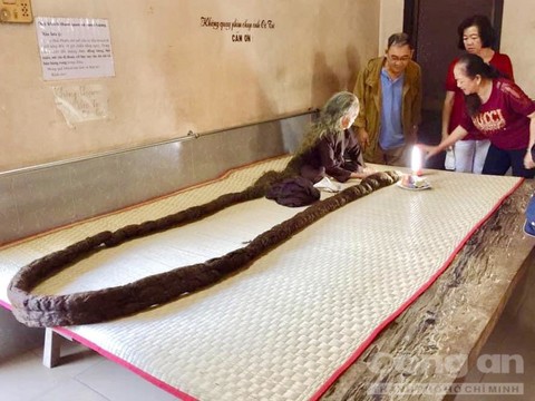 Cận cảnh mái tóc hơn 4 mét Dài nhất Việt Nam của Cụ ông hơn 70 năm không  cắt tóc ở Tiền Giang  YouTube